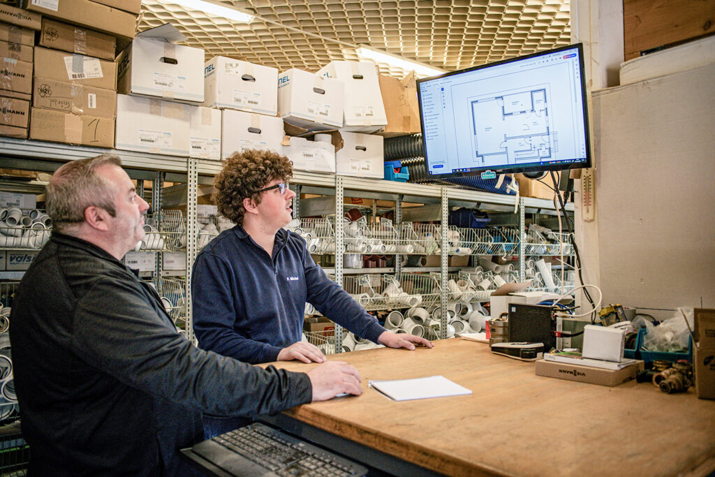 Alexej_Gottmann_mit_Mitarbeiter_im_Lager_am_PC