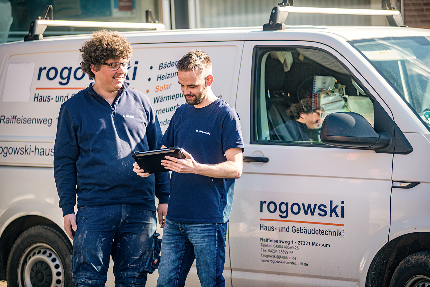 Michael Brending mit Mitarbeiter vor Firmenfahrzeug